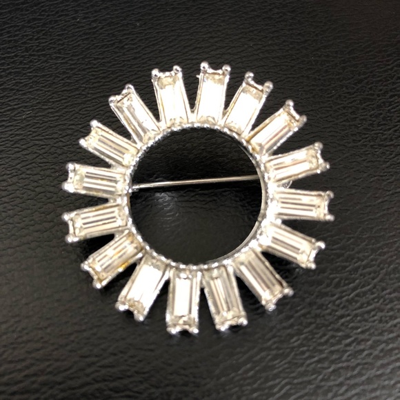 Vintage Crystal Circle Brooch Pin - Picture 2 of 3